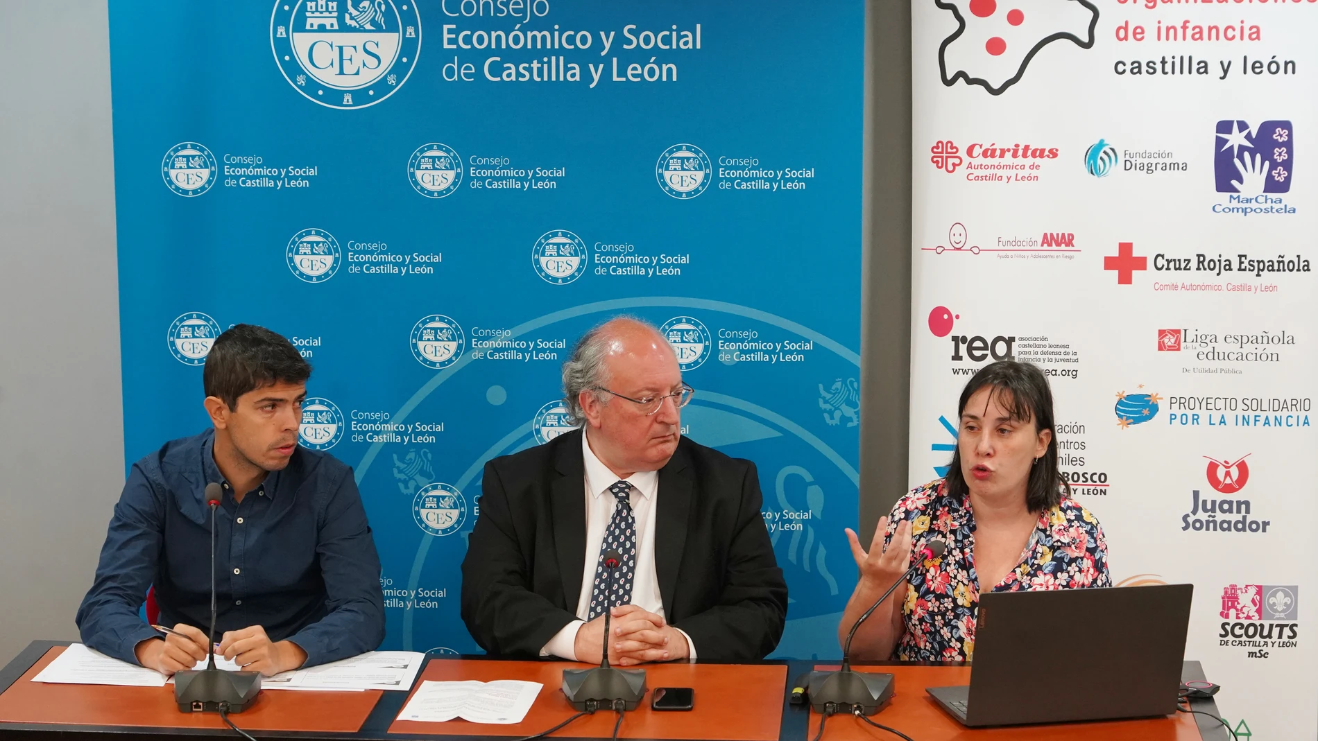 El presidente del CES, Enrique Cabero; la técnica de pobreza infantil de la Plataforma de Organizaciones de la Infancia en España, Débora Quiroga, y el presidente en Castilla y León de este organismo, Hugo Abel Díez, presentan la Encuesta de condiciones de vida con enfoque de infancia