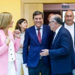 Fernández Carriedo presenta el proyecto del Polígono Industrial de Abades (Segovia), junto a la alcaldesa de Abades y diputada del área de promoción provincial y desarrollo rural sostenible, Magdalena Rodríguez; y firma el protocolo de colaboración con el Ayuntamiento para su desarrollo. En la foto acompañados por el director general de infraestructuras y sostenibilidad ambiental, y consejero delegado de Somacyl, José Manuel Jiménez (2D); el presidente de la diputación, Miguel Ángel de Vicente (D); y la delegada territorial, Raquel Alonso (2I)