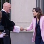 El rector de la Universidad Complutense, Joaquín Goyache, saluda a la presidenta de la Comunidad de Madrid durante la apertura del curso académico