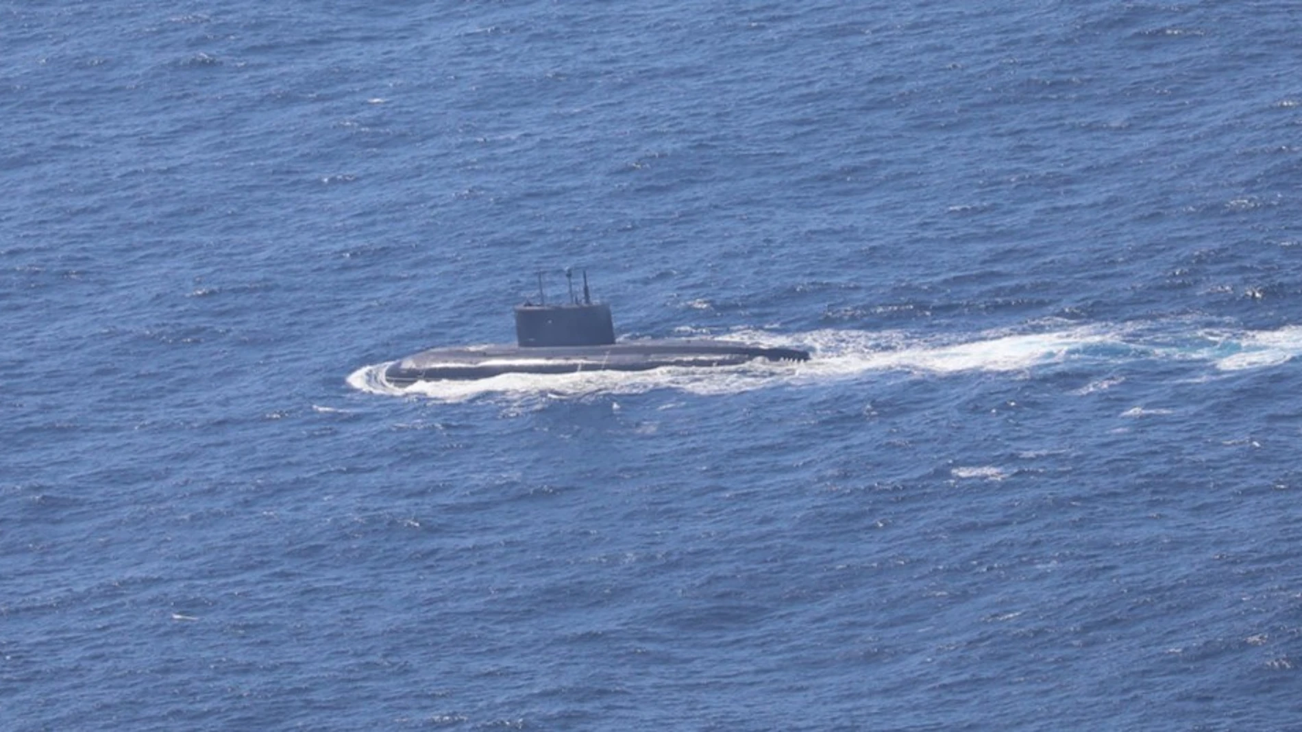 Imagen del submarino ruso a su paso por aguas de interés de Portugal