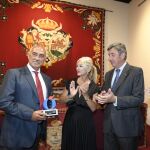 Momento de la entrega del I Premio Divisa de Literatura Taurina de LA RAZÓN, en el Salón de Carteles de la Real Maestranza de Caballería Sevilla
