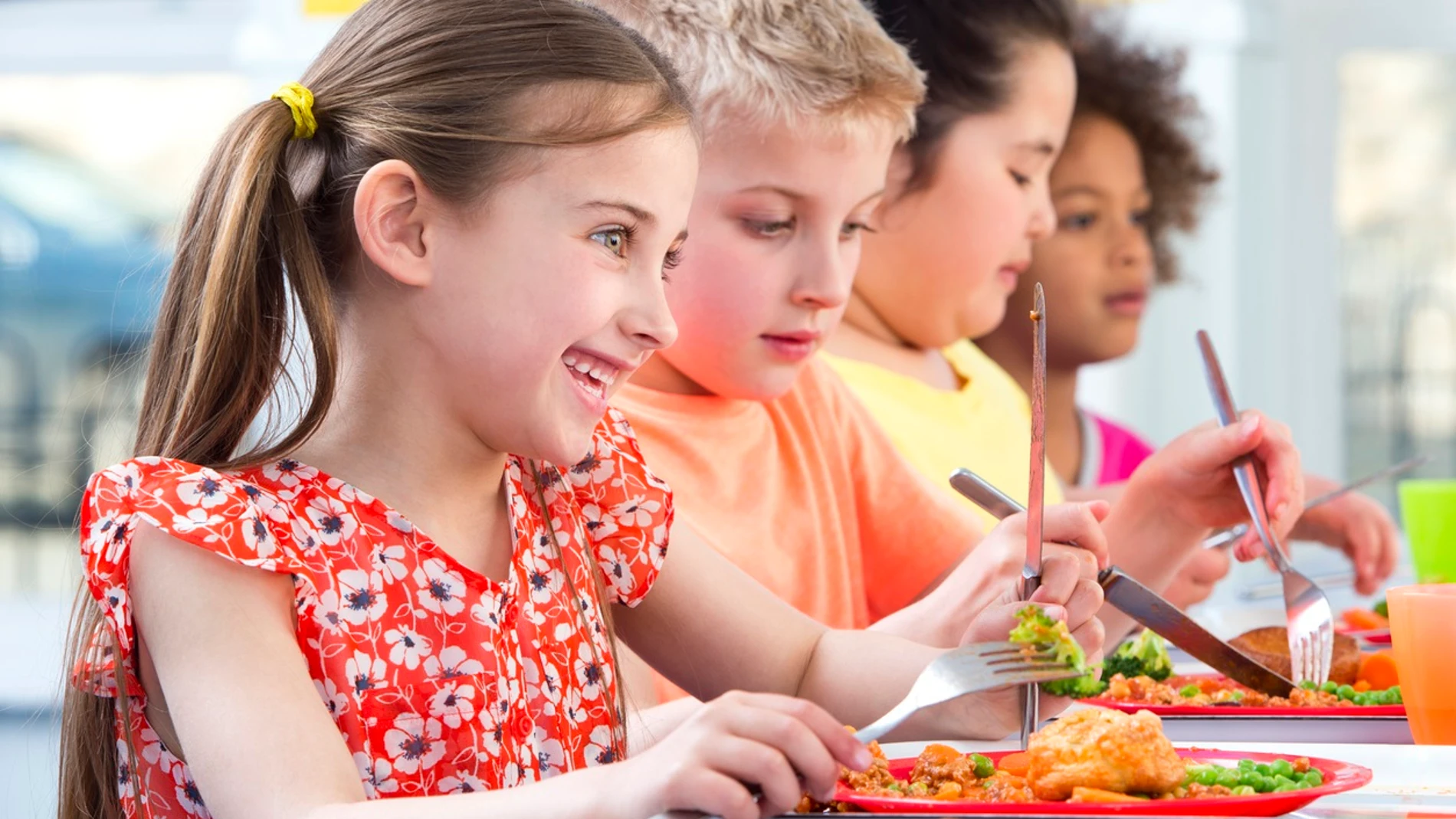 (Foto de ARCHIVO) Niños en el comedor escolar REMITIDA / HANDOUT por SOLSTOCK Fotografía remitida a medios de comunicación exclusivamente para ilustrar la noticia a la que hace referencia la imagen, y citando la procedencia de la imagen en la firma 27/06/2014