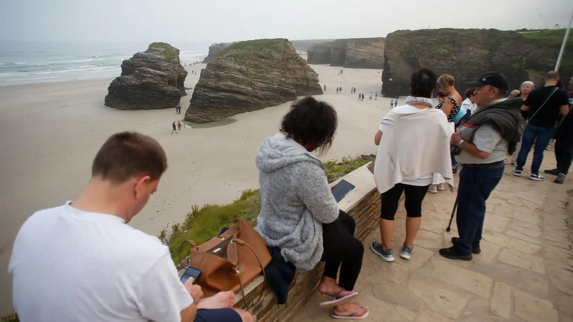 Gente observando las mareas ayer en la Playa de las Catedrales.