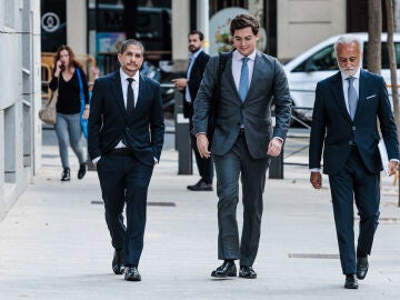 El jefe de personal de Adif, Michaux Miranda (1i), a su llegada para declarar como testigo en el &lsquo;caso Koldo&rsquo;, en la Audiencia Nacional, a 19 de septiembre de 2024, en Madrid (Espa&ntilde;a). En el juicio se investigan los contratos p&uacute;blicos realizados durante la pandemia de Covid-19, relacionados con la intermediaci&oacute;n de Koldo Garc&iacute;a Izaguirre, as&iacute; como los posibles casos de corrupci&oacute;n que, directa o indirectamente, tengan relaci&oacute;n con las actividades y contactos de las personas que forman parte de...