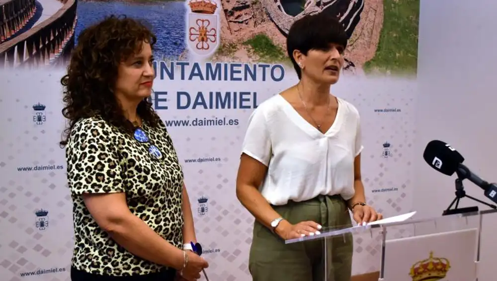 La concejala de Consumo de Daimiel (Ciudad Real), Prado García-Carpintero junto a la técnica de la OMIC, Gema Valiente en rueda de prensa