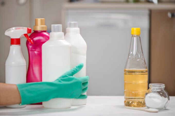 Vinagre blanco y vinagre de limpieza no son lo mismo: en qué se diferencian y cómo usarlos bien