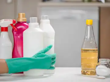 Vinagre blanco y vinagre de limpieza no son lo mismo: en qué se diferencian y cómo usarlos bien Vinagre blanco y vinagre de limpieza no son lo mismo: en qué se diferencian y cómo usarlos bien