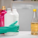 Vinagre blanco y vinagre de limpieza no son lo mismo: en qué se diferencian y cómo usarlos bien