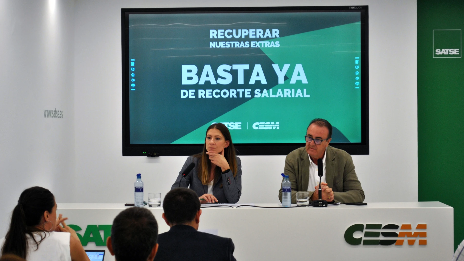 La presidenta de SATSE, Laura Villaseñor, junto al secretario general de CESM, Víctor Pedrera