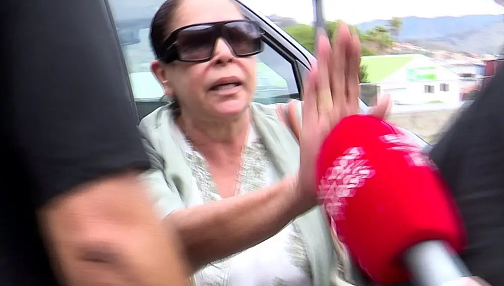 Isabel Pantoja muestra su peor cara en su llegada a Tenerife