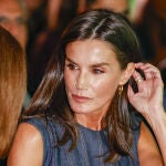 La Reina Letizia marca tendencia en unos premios en Madrid.