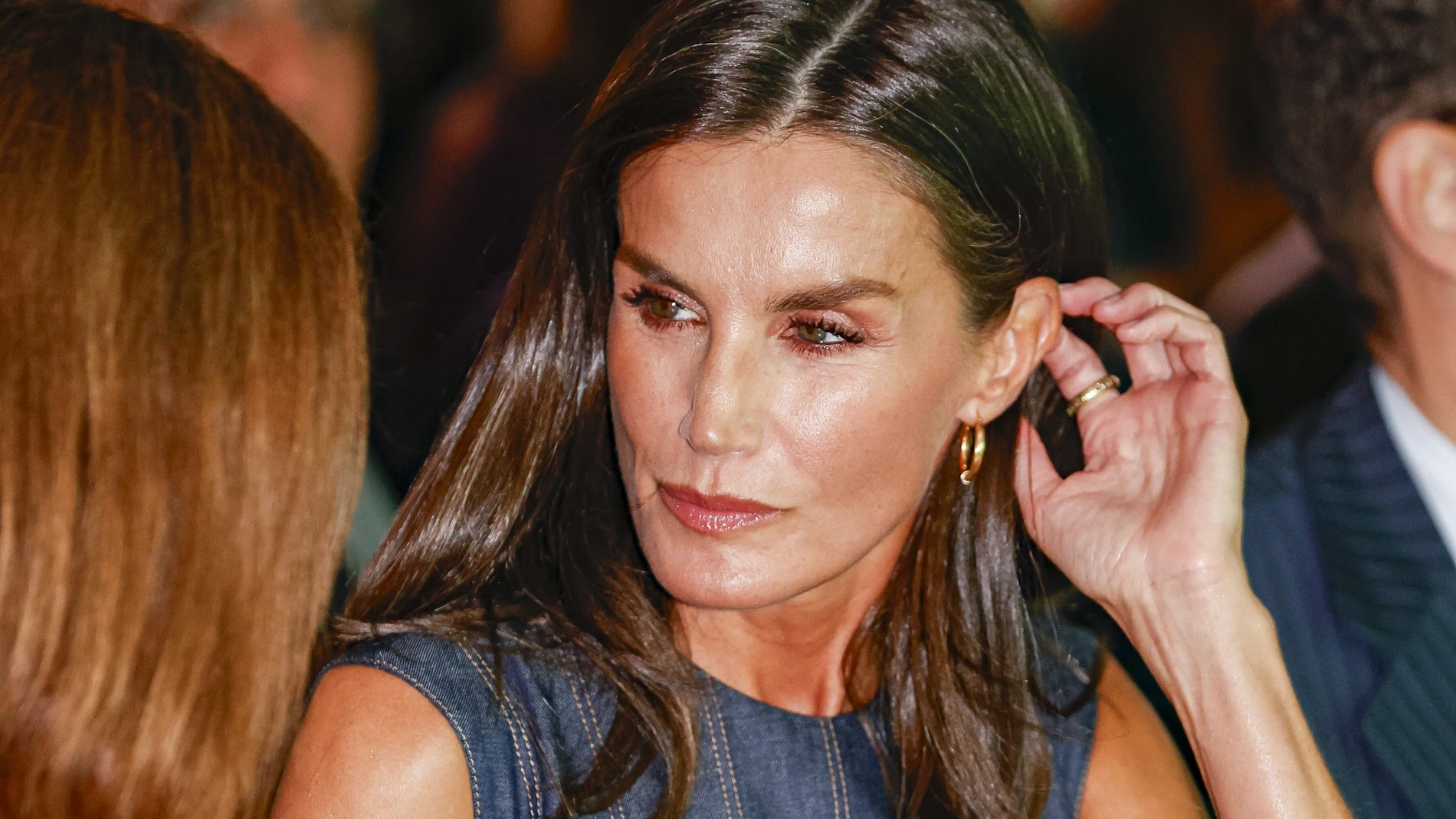 La Reina Letizia marca tendencia en unos premios en Madrid.