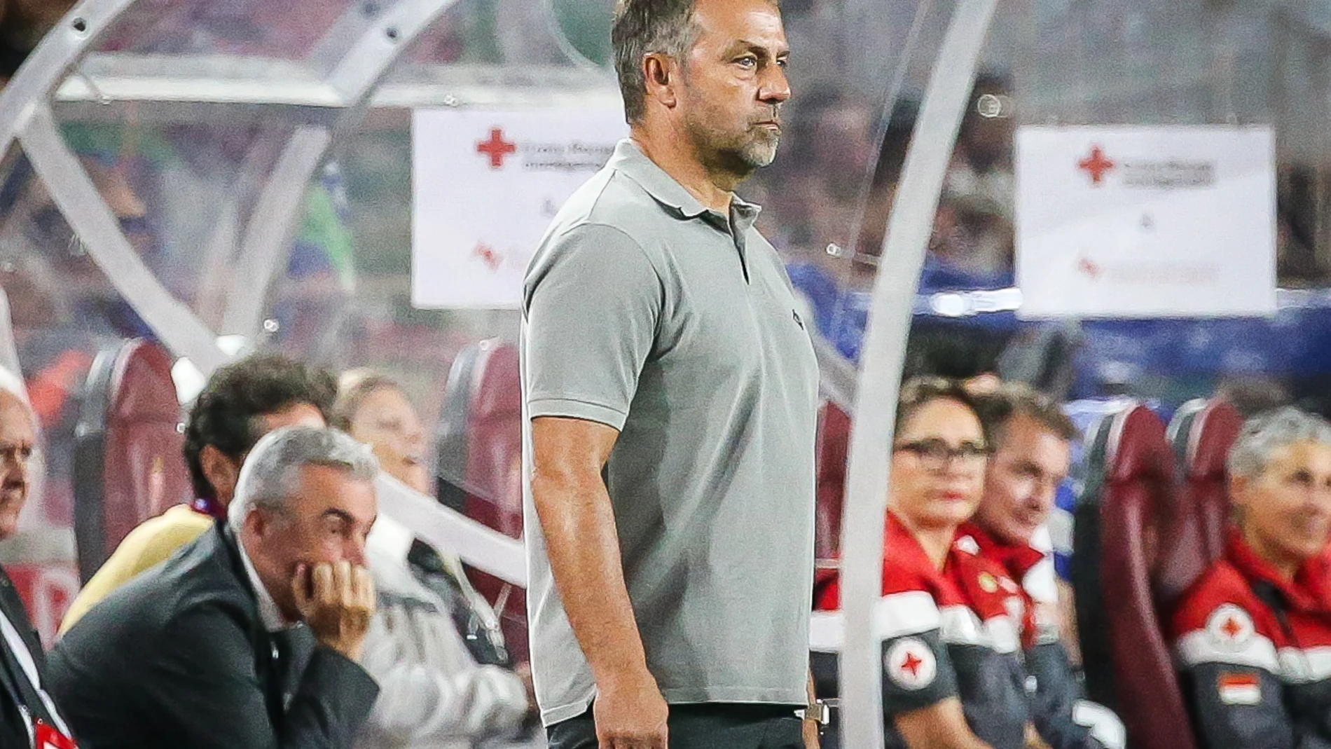 19 September 2024, France, Monaco: Barcelona head coach Hansi Flick stands on the touchline during the UEFA Champions League soccer match between AS Monaco and FC Barcelona at Louis II Stadium. Photo: Matthieu Mirville/ZUMA Press Wire/dpa Matthieu Mirville/ZUMA Press Wir / DPA 19/09/2024 ONLY FOR USE IN SPAIN