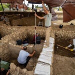 Unos estudiantes universitarios realizan trabajos de excavación en el yacimiento fenicio del Cerro del Villar en Málaga