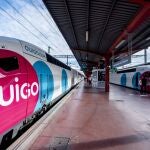 Un tren en el andén durante la inauguración de la línea de Ouigo entre Madrid, Albacete y Alicante, en la Estación de Madrid-Chamartín-Clara Campoamor.