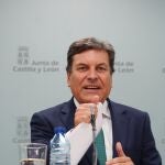 El portavoz del Gobierno regional y consejero, Carlos Fernández Carriedo, atiende a los periodistas tras el Consejo de Gobierno