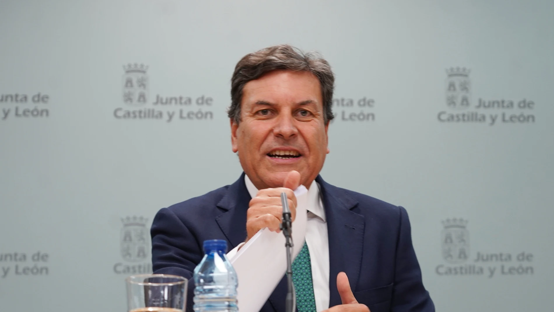 El portavoz del Gobierno regional y consejero, Carlos Fernández Carriedo, atiende a los periodistas tras el Consejo de Gobierno