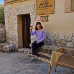 Silvia Camacho, con un jarrillo típico de vino en Bodega La Olmilla