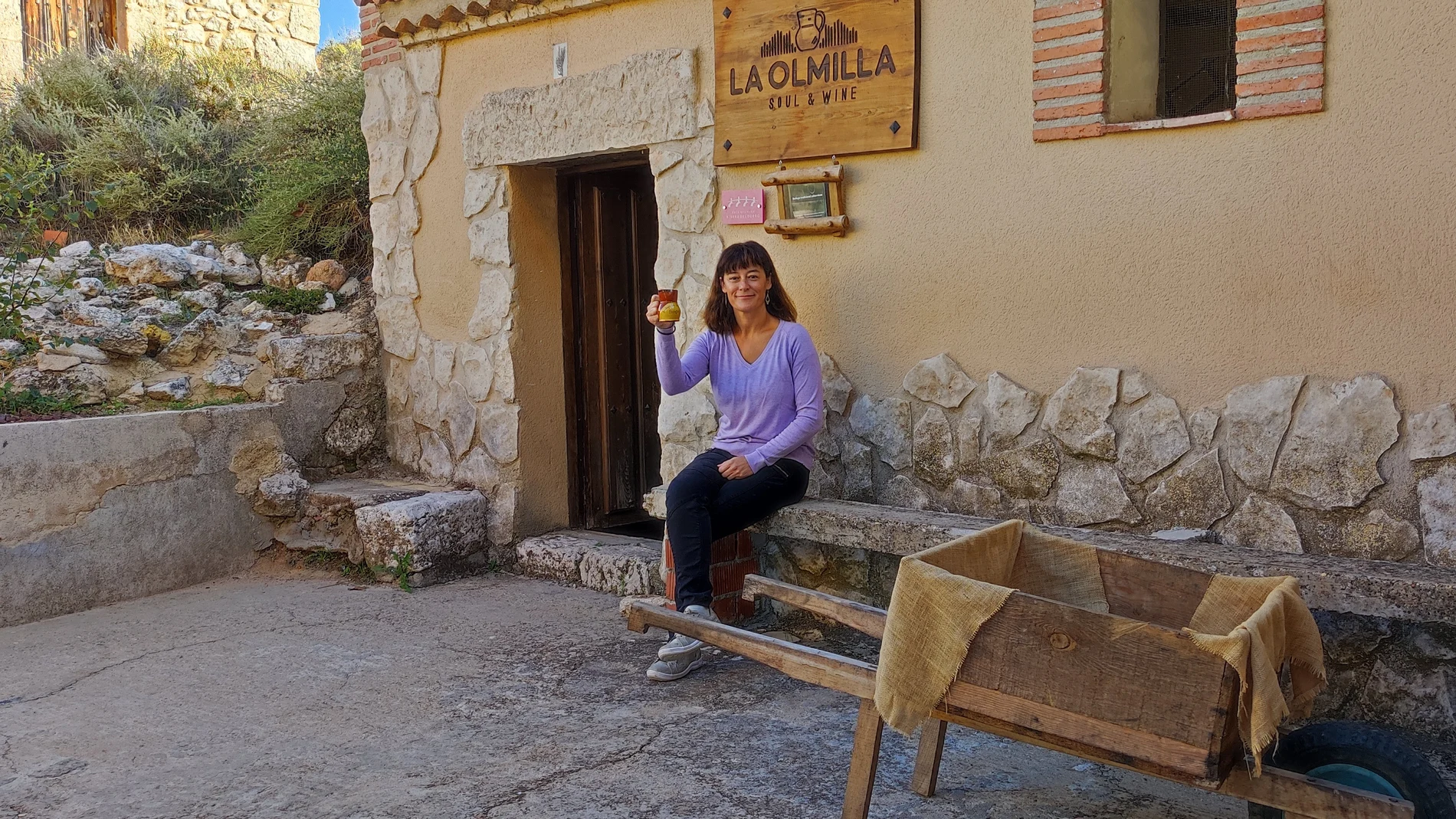 Silvia Camacho, con un jarrillo típico de vino en Bodega La Olmilla