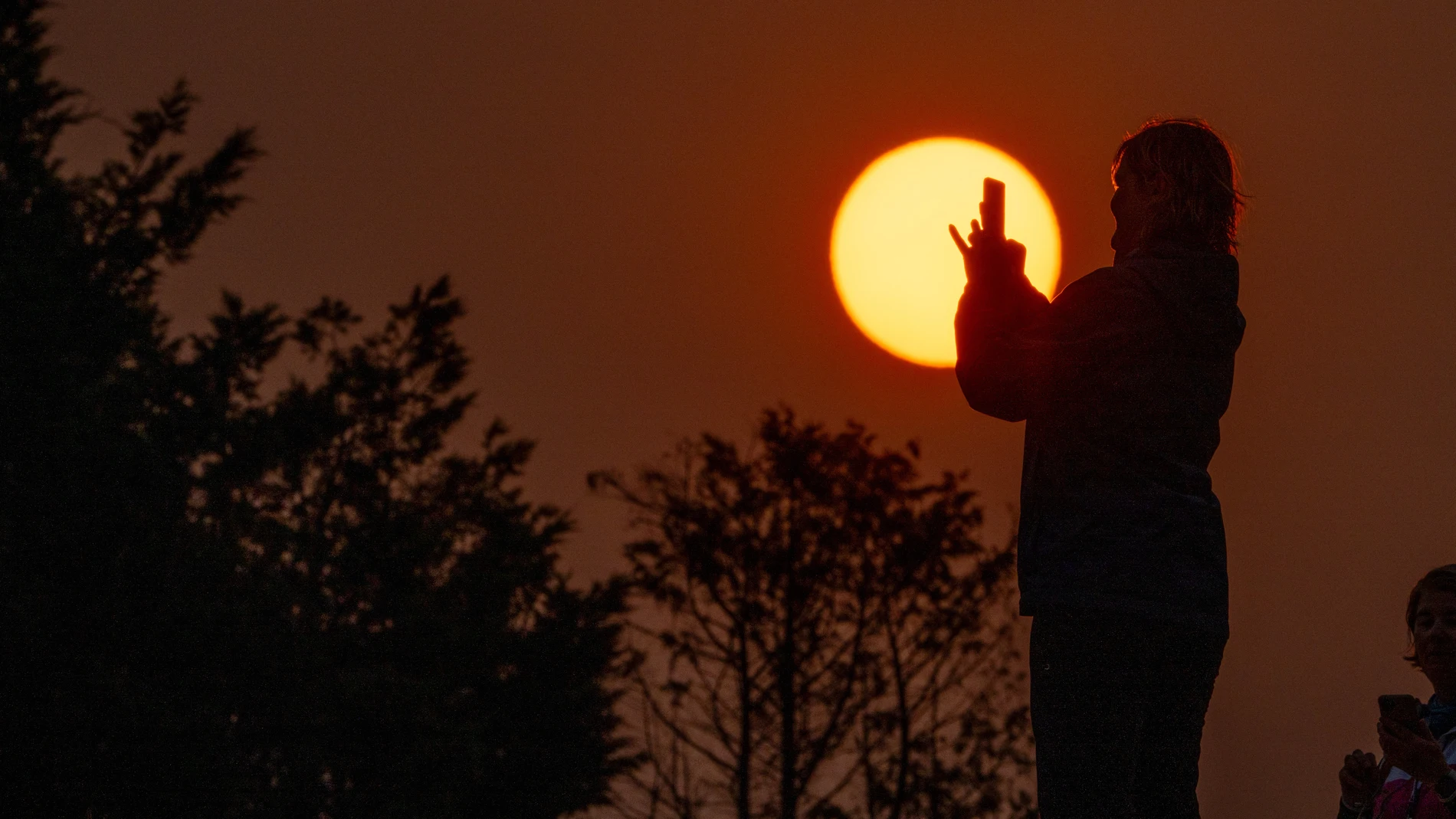 Salida del sol en el Monte do Gozo en Santiago, teñido de rojo por el humo que llega a Galicia desde los incendios del norte de Portugal. A 19 de septiembre de 2024.ÁLVARO BALLESTEROS-EUROPA PRESS19/09/2024