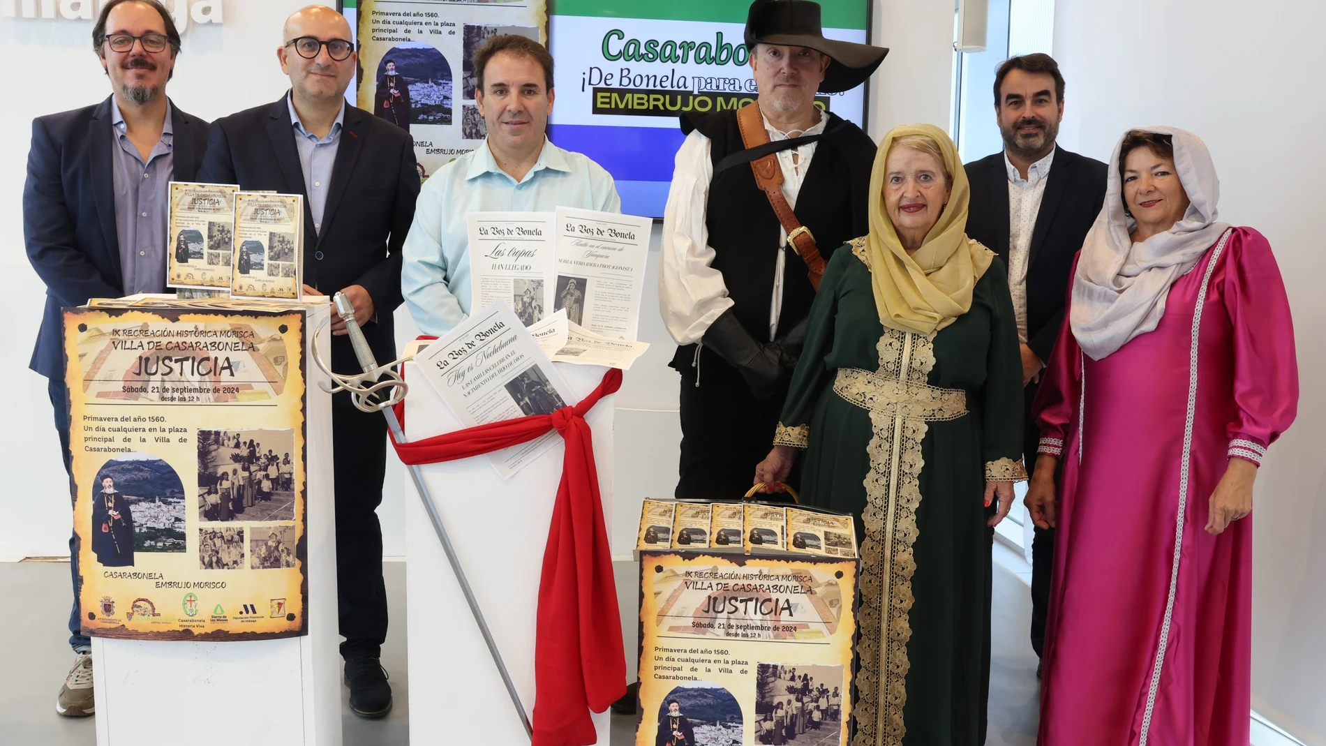 El diputado provincial de Cultura, Manuel López Mestanza, junto al alcalde de Casarabonela, Manuel Campos; Juan Mariano Pacheco, en representación de la Asociación Cultural Casarabonela Historia Viva; y Antonio Márquez y Rafael Navarrete, de Kapikúa.REMITIDA / HANDOUT por DIPUTACIÓN DE MÁLAGAFotografía remitida a medios de comunicación exclusivamente para ilustrar la noticia a la que hace referencia la imagen, y citando la procedencia de la imagen en la firma19/09/2024