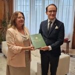 El Fiscal Superior de la Región de Murcia, José Luis Díaz Manzanera junto a la presidenta de la Cámara, Visitación Martínez,