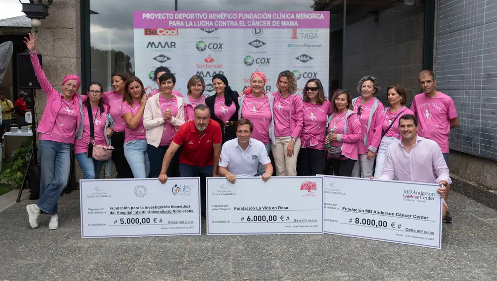 El doctor Martín, Almeida, Iker Casillas y pacientes de la Fundación La vida es Rosa