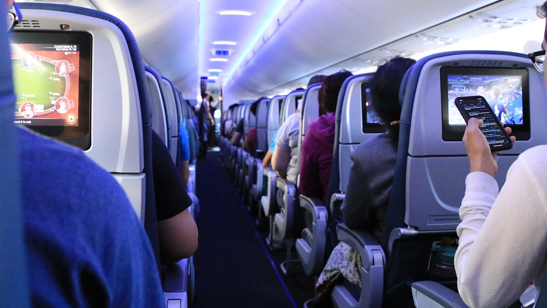 Interior de un avión de pasajeros