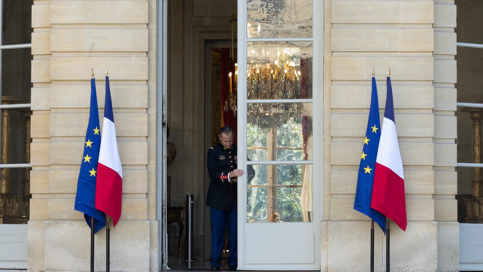 Paris (France), 19/09/2024.- A republican Guard closes the door of the entrance of the Hotel De Matignon, French prime ministers' official residence in Paris, France, 19 September 2024. Prime Minister Barnier continues to meet French political figures in the purpose of forming his government. (Francia) EFE/EPA/ANDRE PAIN