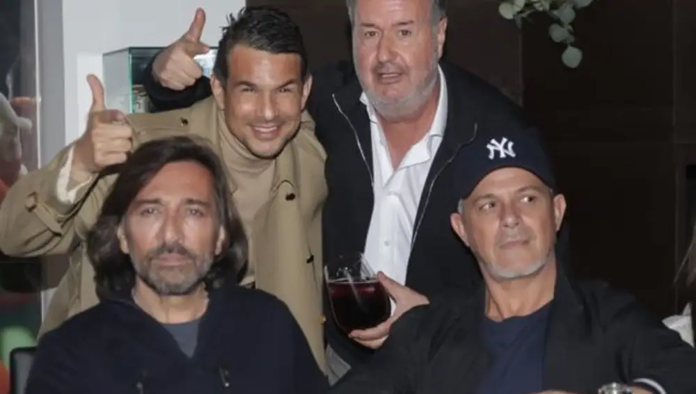 El Doctor Ángel Martín, el rey de la lipo, en su casa rodeado de celebridades