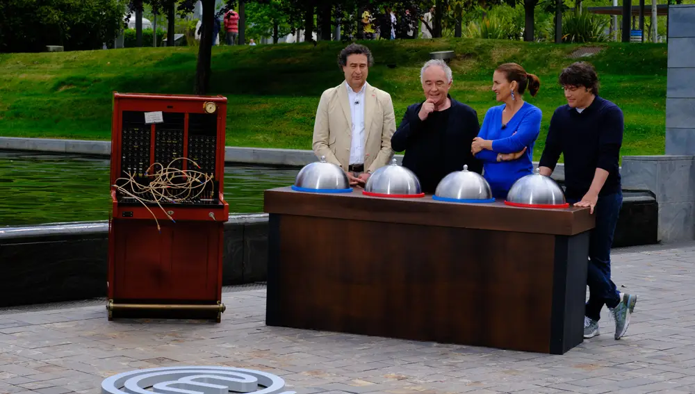 Ferran Adrià junto a los jueces de 'MasterChef Celebrity 9'