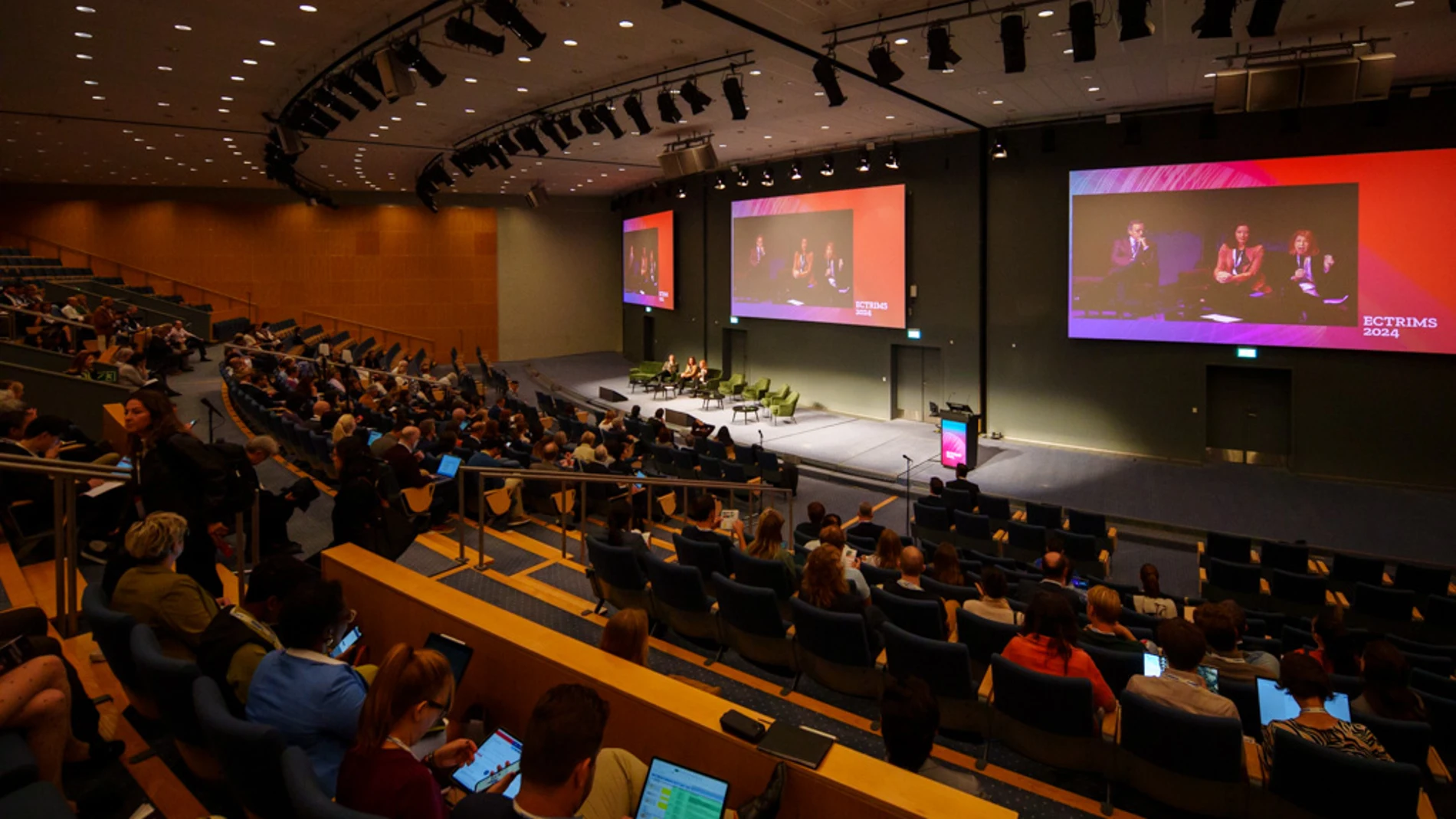 Sesión plenaria en el 40 Congreso de Ectrims