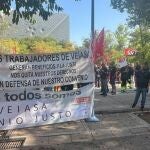 Los trabajadores de Veiasa piden a gritos de 'Sí, se puede' la renovación de su convenio ante la sede de la empresa