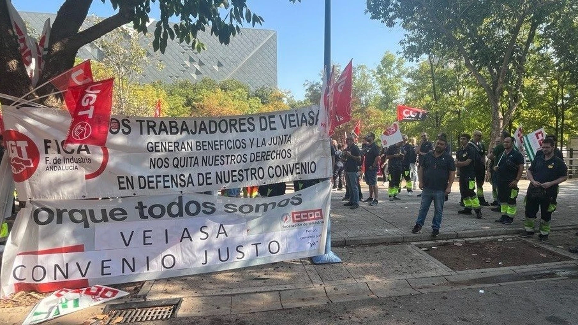 Los trabajadores de Veiasa, en la concentración de este viernes en Sevilla. REMITIDA / HANDOUT por CCOO-A Fotografía remitida a medios de comunicación exclusivamente para ilustrar la noticia a la que hace referencia la imagen, y citando la procedencia de la imagen en la firma 20/09/2024