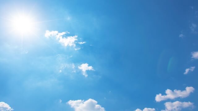 Imagen de archivo de un cielo soleado