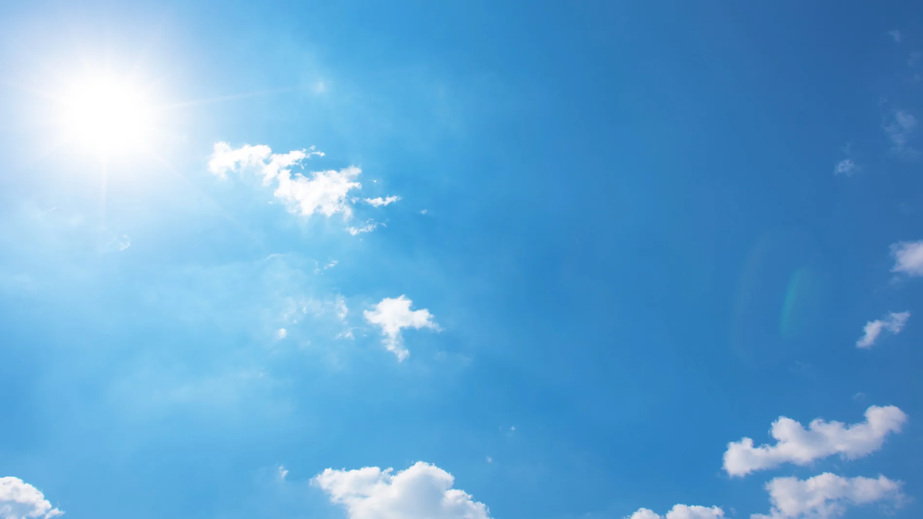Imagen de archivo de un cielo soleado