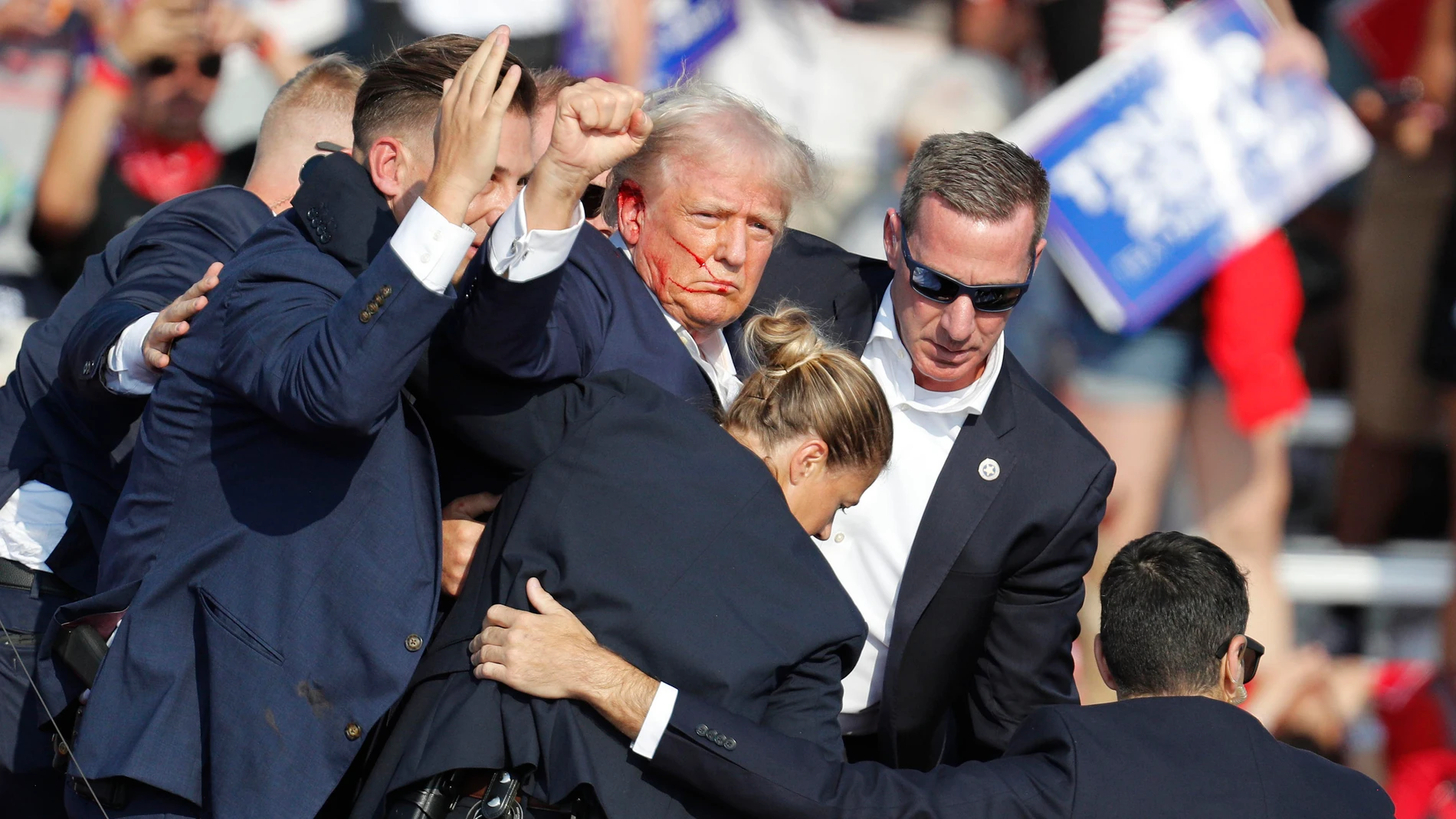 EA7042. BOGOTÁ (COLOMBIA), 20/09/2024.- Fotografía de archivo del 13 de julio de 2024 del expresidente estadounidense Donald Trump siendo retirado del escenario por el servicio secreto tras un incidente durante un mitin de campaña en el Butler Farm Show Inc. en Butler, Pensilvania (Estados Unidos). Las elecciones estadounidenses del 5 de noviembre suman ya dos intentos de asesinato contra el candidato republicano Donald Trump y denuncias frecuentes de ciberataques iraníes. Acumulan un nivel d...