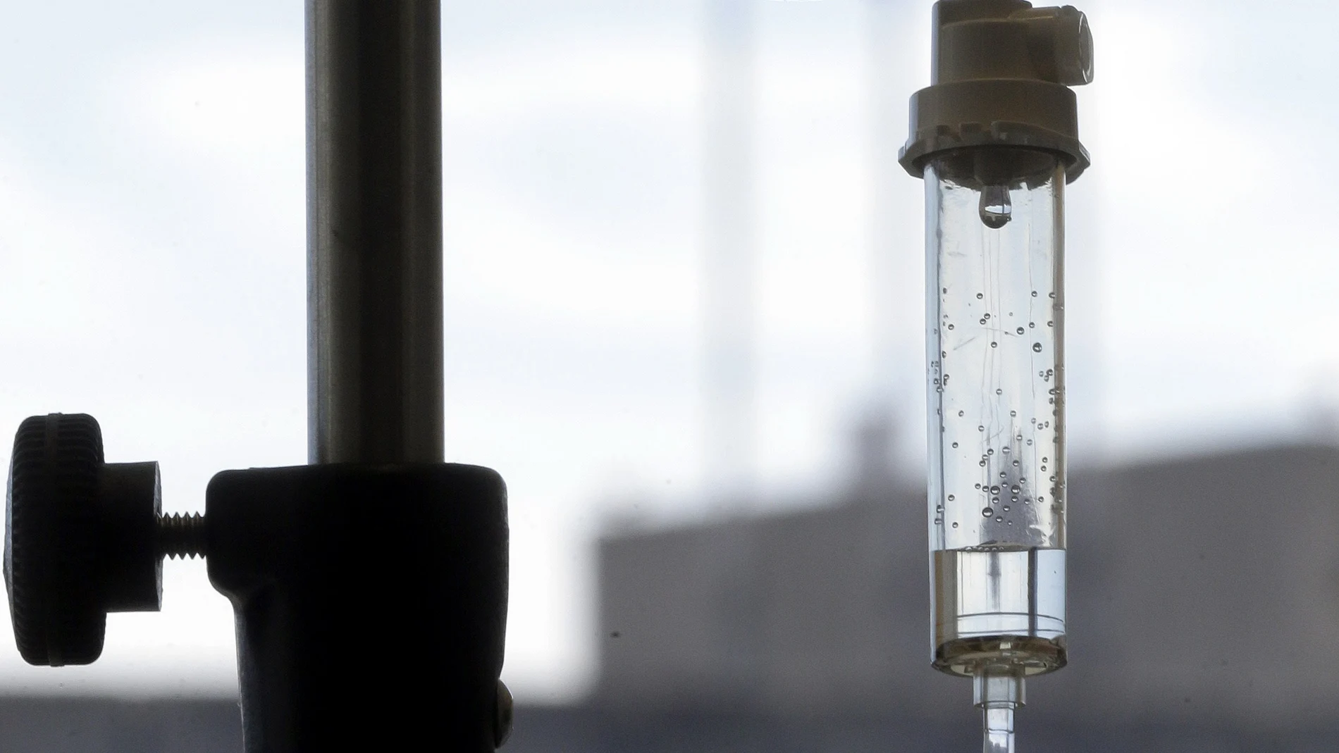 La quimioterapia se administra a un paciente con cáncer por vía intravenosa.
