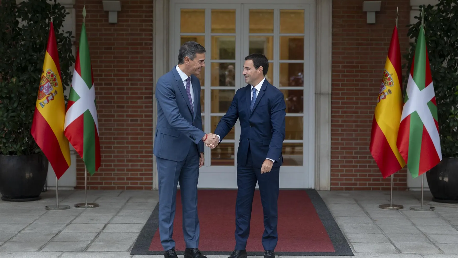 Pradales y Sánchez mantendrán "interlocución directa" para seguir la información de los detenidos en Venezuela