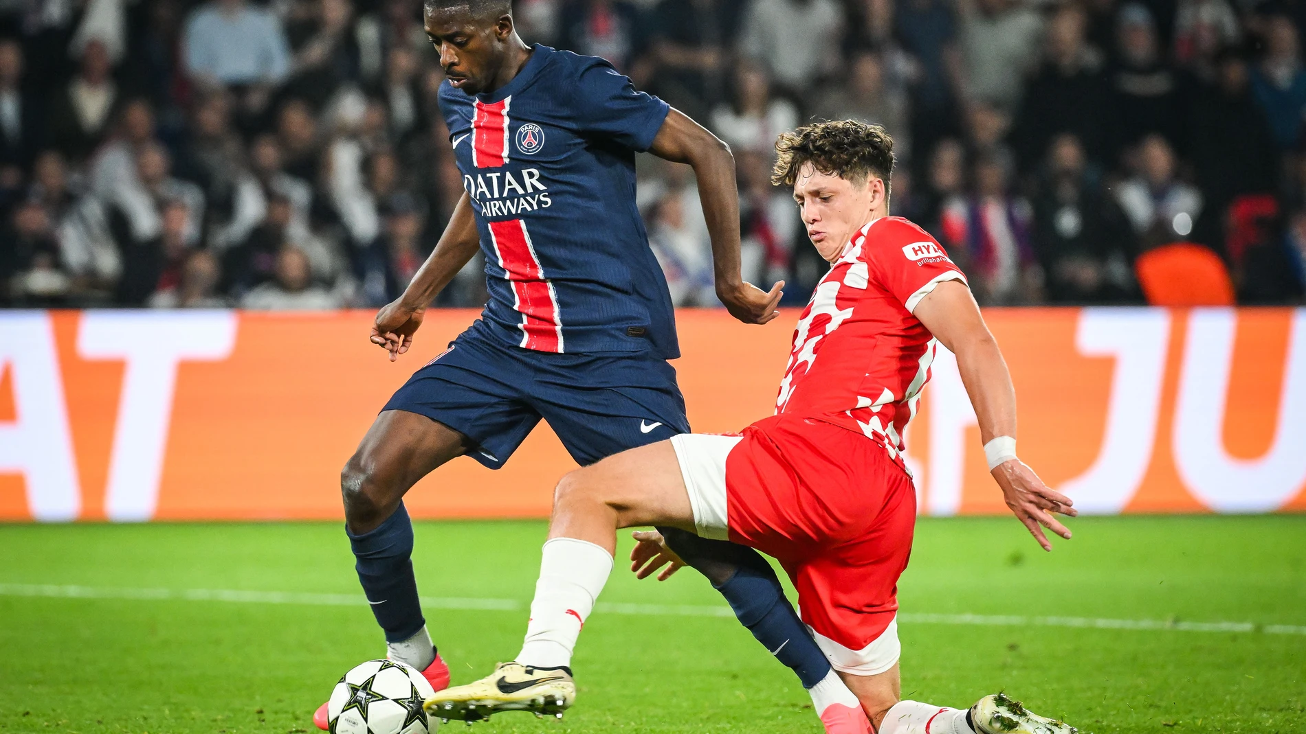 18 September 2024, France, Paris: Paris Saint Germain's Ousmane Dembele (L) and Girona's Ladislav Krejci battle for the ball during the UEFA Champions League, League Phase MD1 match between Paris Saint-Germain and Girona FC at Parc des Princes Stadium. Photo: Matthieu Mirville/ZUMA Press Wire/dpa Matthieu Mirville/ZUMA Press Wir / DPA 18/09/2024 ONLY FOR USE IN SPAIN