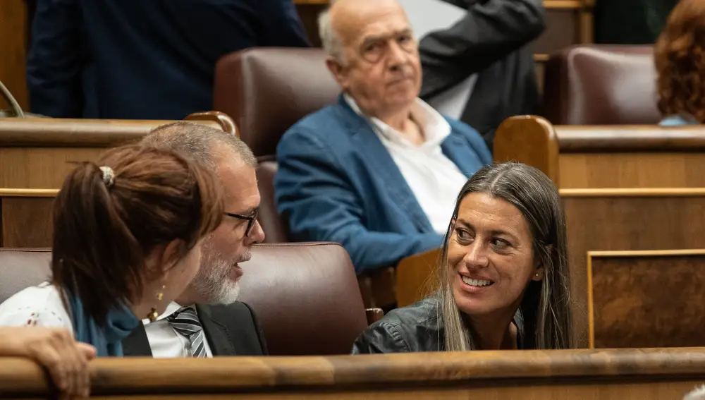 La portavoz de Junts en el Congreso, Miriam Nogueras (d), durante la sesión de control al Gobierno, en el Congreso de los Diputados,