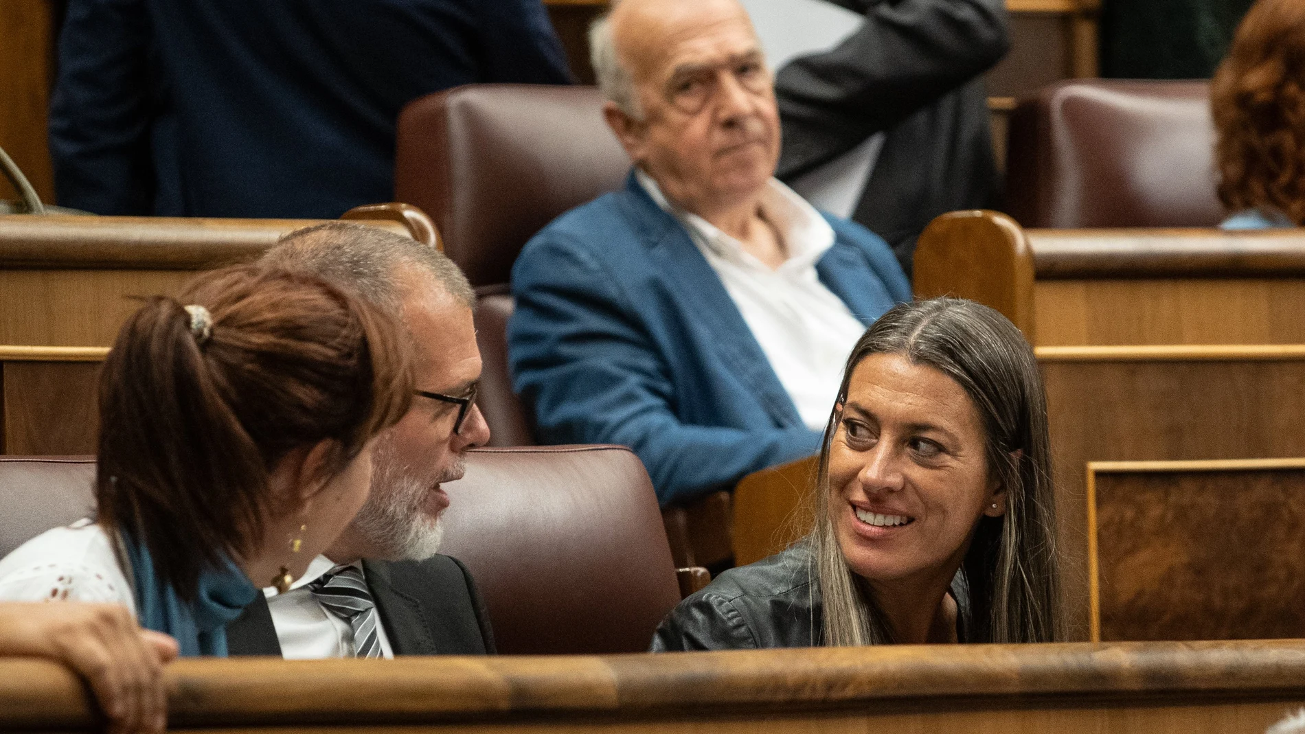 La portavoz de Junts en el Congreso, Miriam Nogueras (d), durante la sesión de control al Gobierno, en el Congreso de los Diputados,