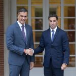 Pradales ve a Sánchez con "ganas de continuar con una legislatura larga" y se ofrece a mantener la estabilidad política