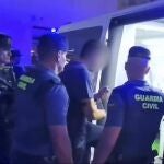Captura de un vídeo difundido por la Guardia Civil que muestra a Karim El Baqqali, el supuesto autor del asesinato de dos guardias civiles al embestir con su embarcación la de los agentes, subiendo este viernes a un furgón en la Comandancia de la Benemérita de Cádiz, donde ha permanecido desde su detención, para dirigirse a la sede de los juzgados de Barbate