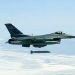 Un F-16, en el momento de lanzar un misil
