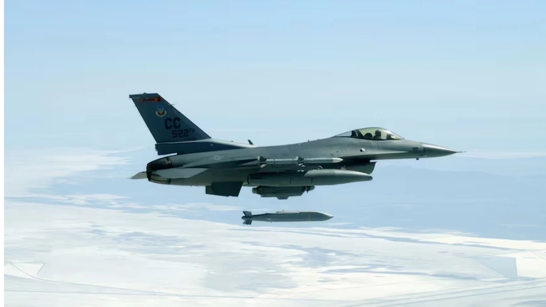 Un F-16, en el momento de lanzar un misil