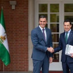 Pedro Sánchez se reúne con el presidente de la Junta de Andalucía, Juan Manuel Moreno, en La Moncloa