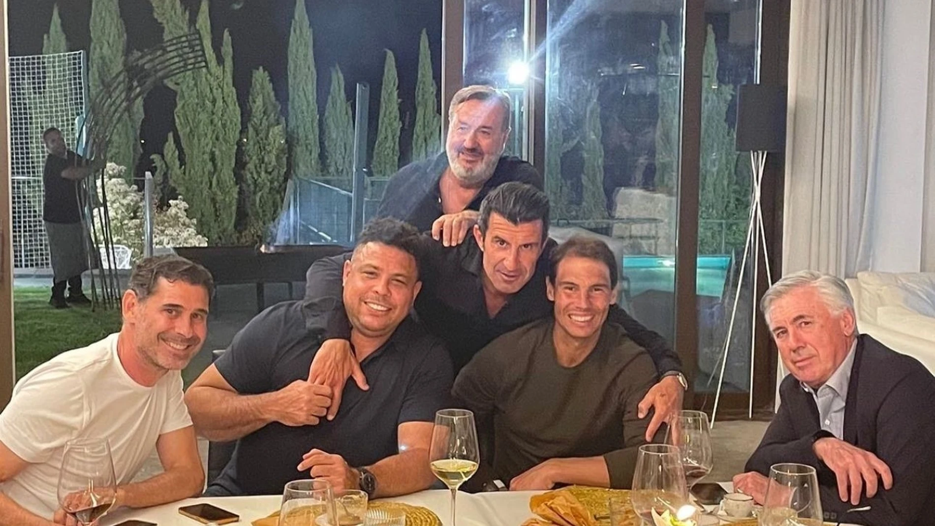 El Doctor Ángel Martín, el rey de la lipo, en su casa rodeado de celebridades del deporte