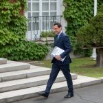 El presidente de Andalucía, Juan Manuel Moreno Bonilla, a su llegada a la reunión con el presidente del Gobierno, Pedro Sánchez