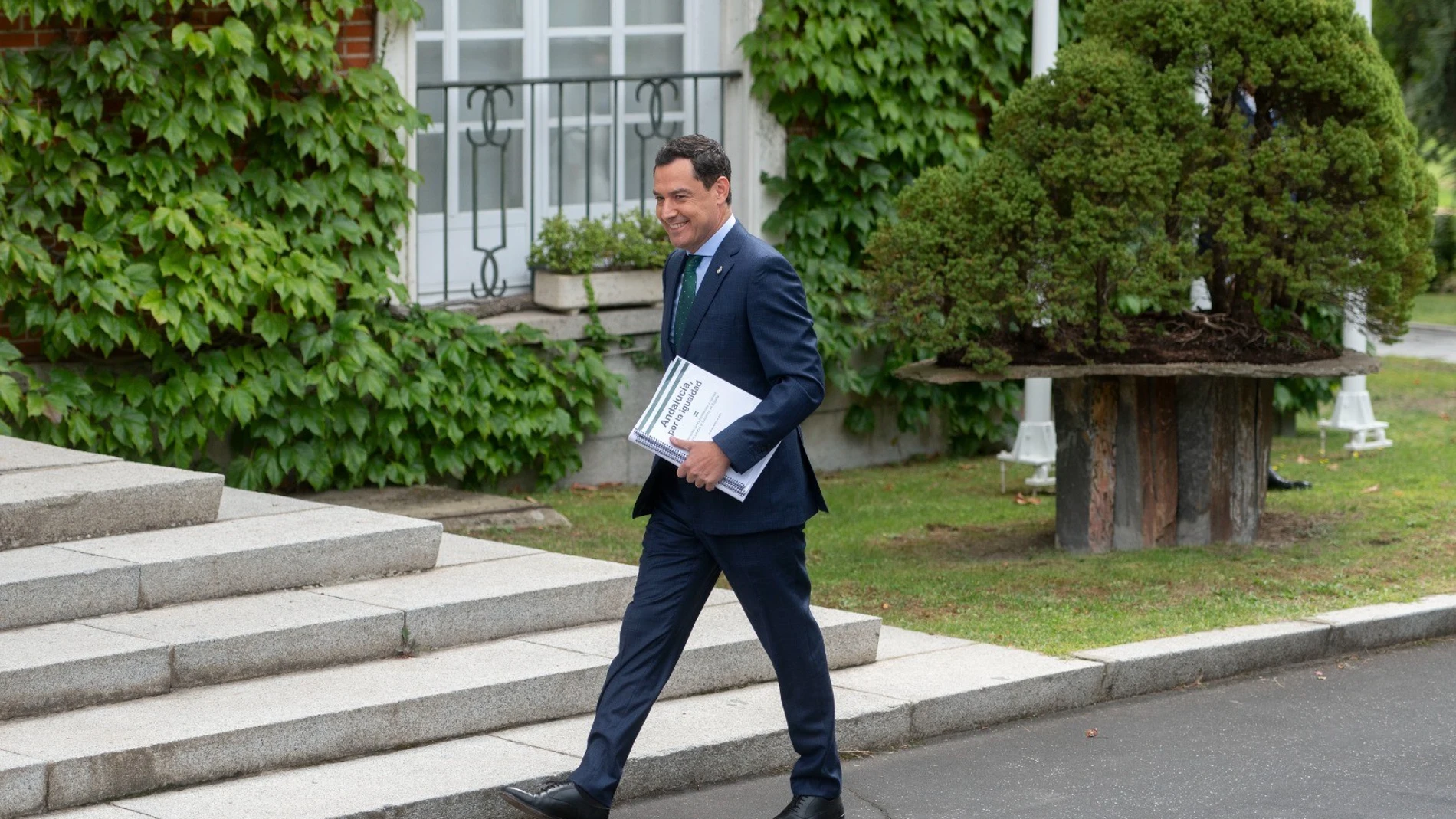 El presidente de Andalucía, Juan Manuel Moreno Bonilla, a su llegada a la reunión con el presidente del Gobierno, Pedro Sánchez